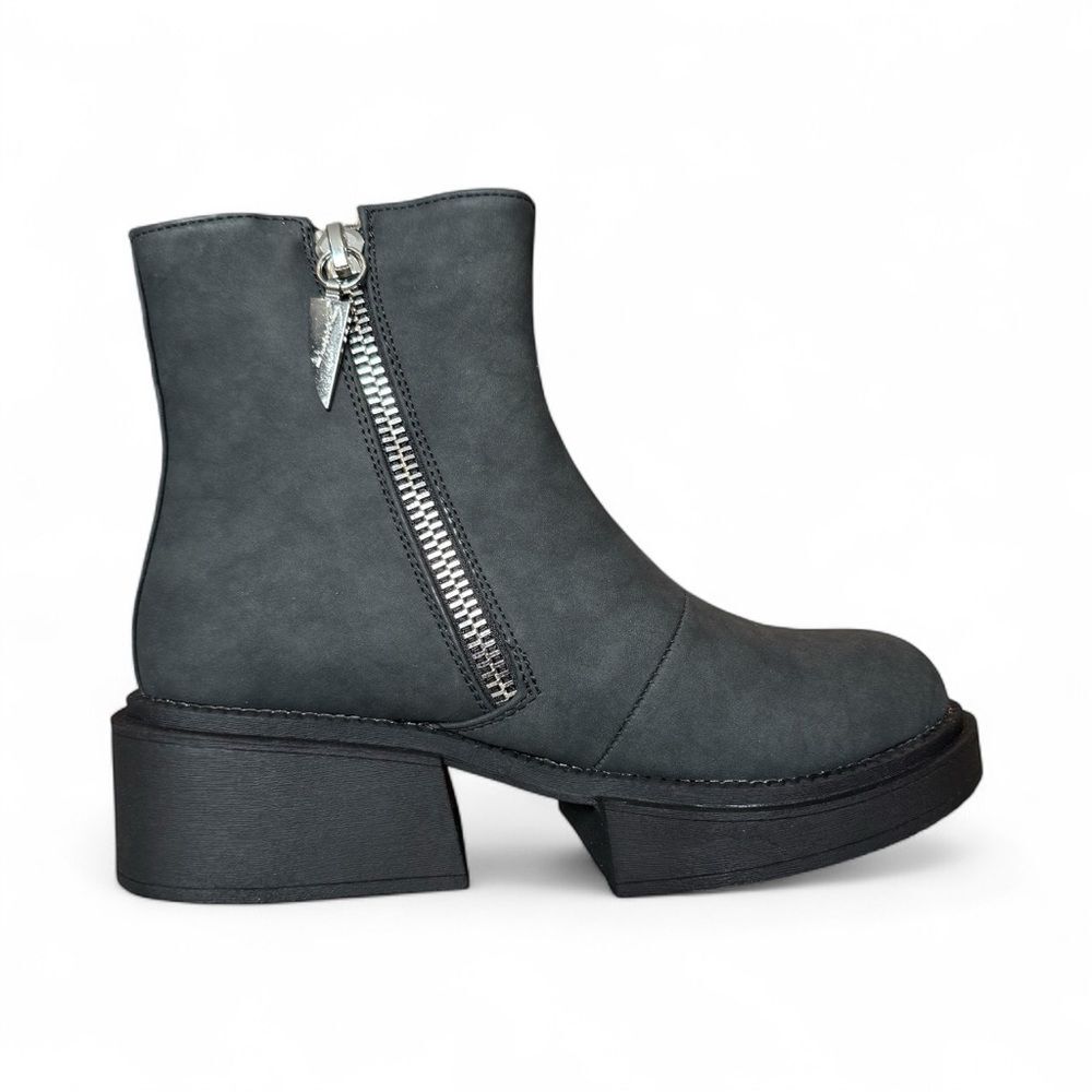 Seven7 Vault Black Ankle Boot Size 8 Chunky Lug Sole NEW!